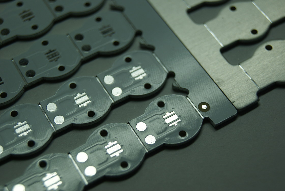 Metalen PCB's met een hoge thermische geleidbaarheid met wit zijscherm en 0,1 mm min. zijschermbrug voor thermisch beheer