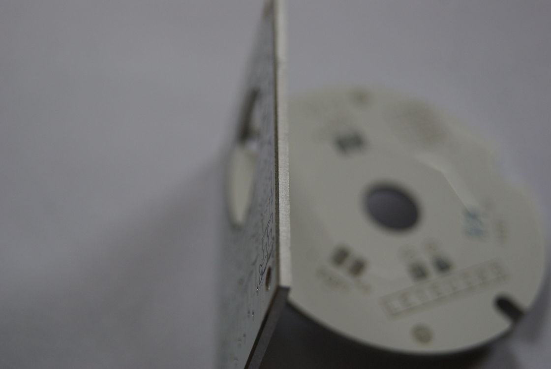 PCB-dikte 0,6-6,0 mm Thermische geleidbaarheid 1,0 w Hoge thermische geleidbaarheid Metalen PCB voor effectieve warmteoverdracht